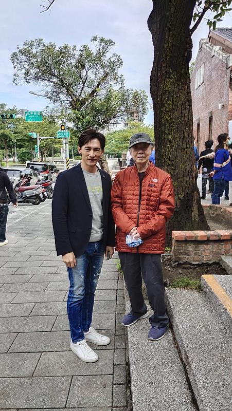 音樂家溫隆信(右)及溫昇豪(左)合影。