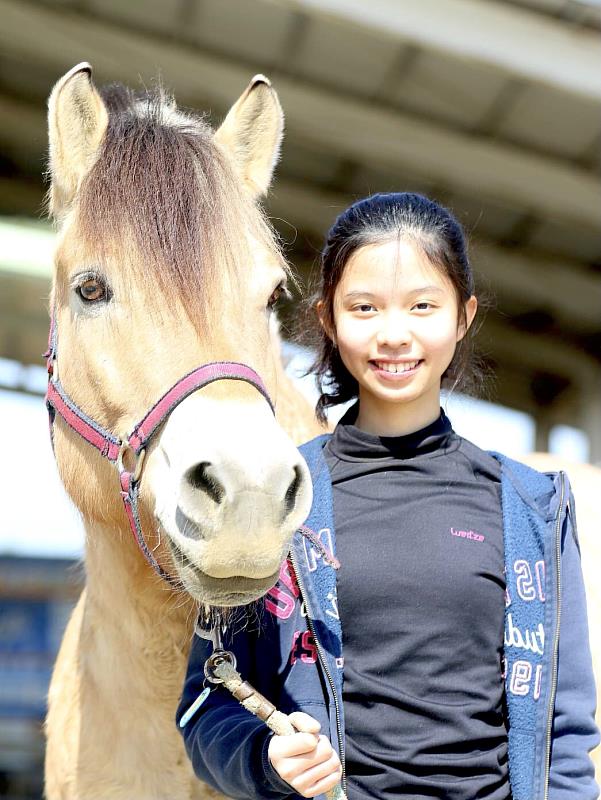 興大獸醫系特殊選才新生鍾宇柔高中時期至台灣馬術治療中心實習