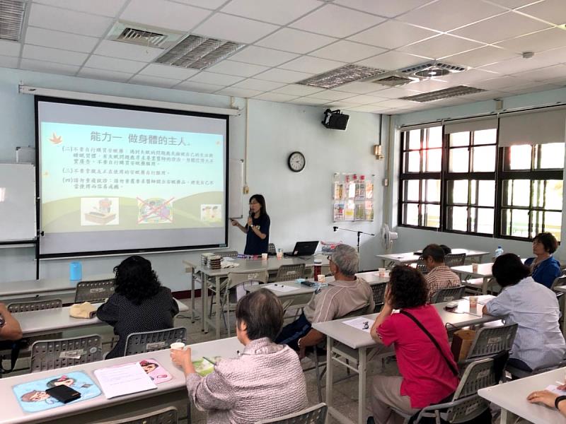 義守大學學士後醫學系藥理學科主任張立青，鏈結義大醫院團隊，向長輩宣導正確用藥觀念等，提供實用的資訊，讓長輩了解健康從自己做起(資料畫面來源：義守大學提供)