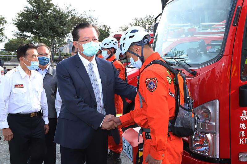 消防署長關心基層同仁 到嘉縣與消防同仁搏感情