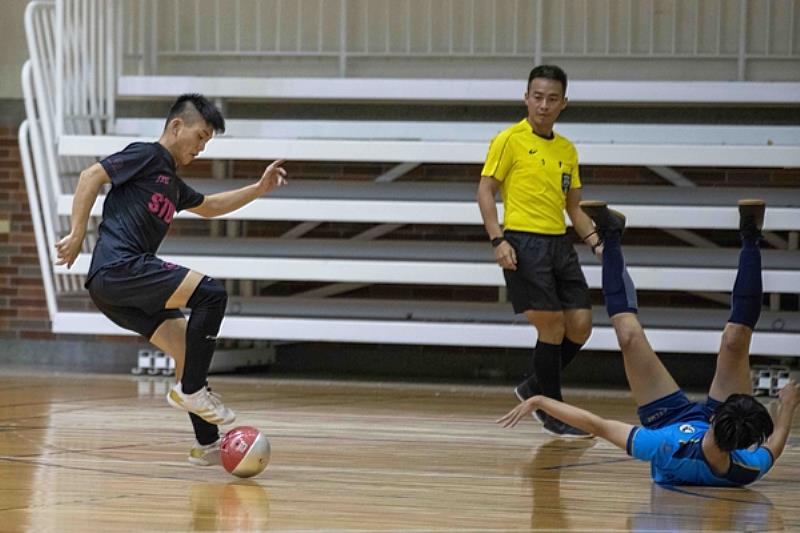 南臺科技大學足球社隊員之比賽情形。