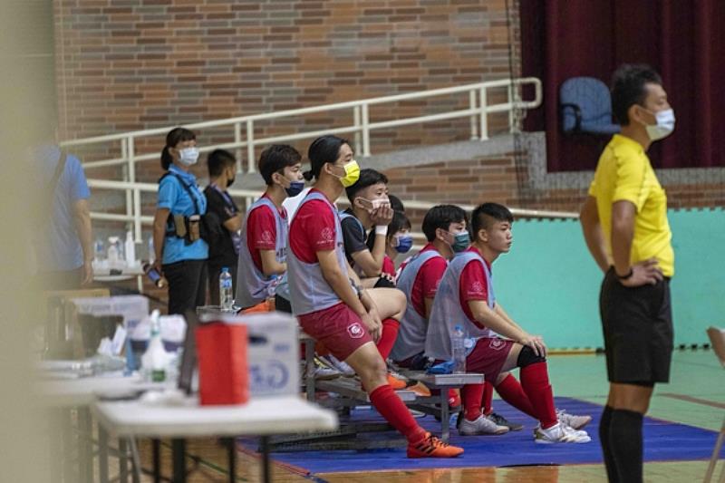 南臺科技大學足球社隊員們於替補席賽場上為場上隊友們加油。