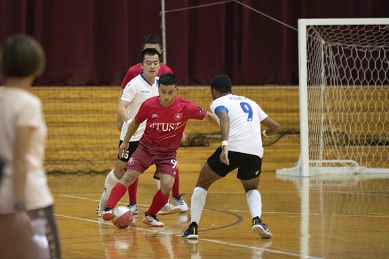 南臺科大越南籍國際學生隊員陳燈源(圖中紅衣)在賽事中展現過人的盤球技術。