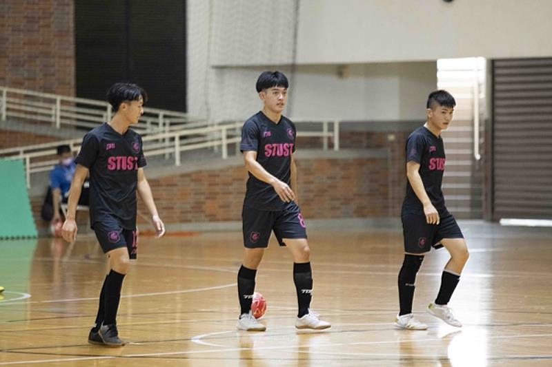 南臺科大足球社於賽事中之情形。