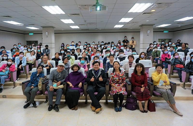 旅遊達人眭澔平博士與南大學子合影