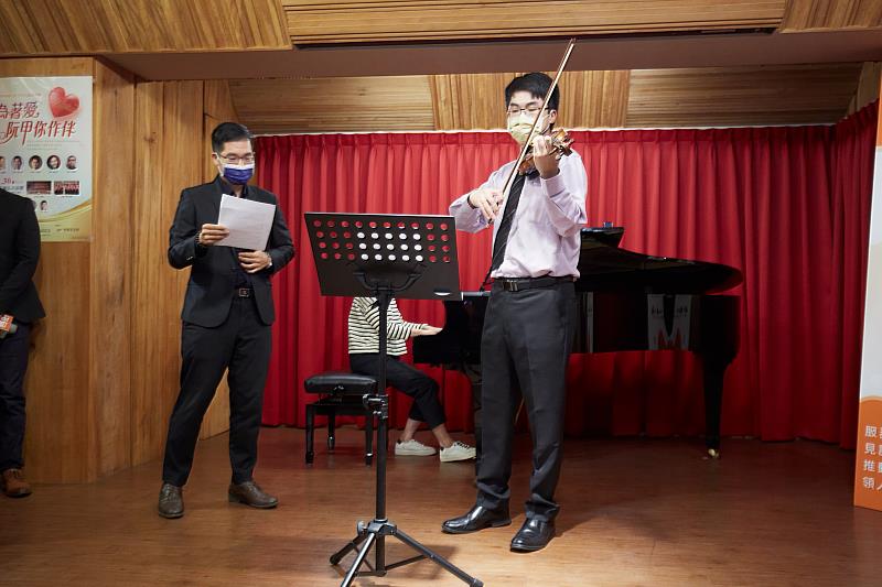 聲樂家張宇昕（圖左）及小提琴家王建堂（圖右）現場演出，呼籲民眾支持伊甸愛心棧音樂會。