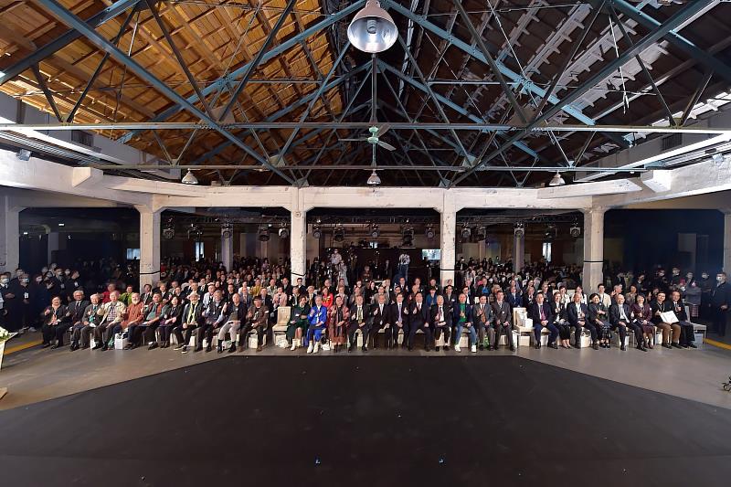 文化部11月11日下午舉辦第一屆文協獎章頒獎典禮，與會貴賓與得獎者大合影。（圖由文化部提供）