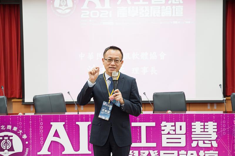 中華軟協理事長沈柏延說到，這個年代的ＩＣＴ技術改變了事業的創新，AI是很熱門的議題，但要變成商業應用的價值的話，需要深入產業應用，所以如何串連與發揮是很重要的議題。