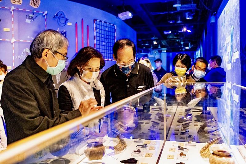 林姿妙縣長與文資局長及科工館館長參觀藏水覓趣－水下文化資產多媒體互動特展