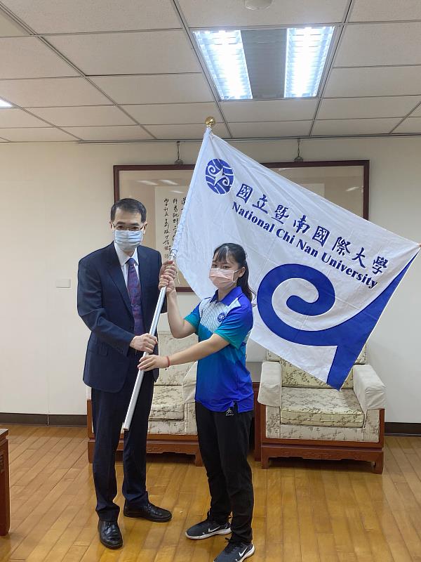 暨大武東星校長賽前授旗給蕭霈瑜同學，期勉旗開得勝。