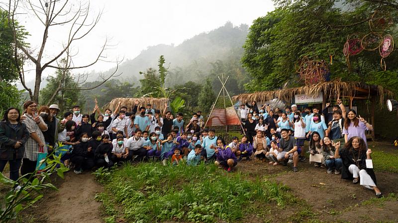 野犬神話工作坊，高雄市立那瑪夏國民中學HUMA園地，展覽開幕合照。