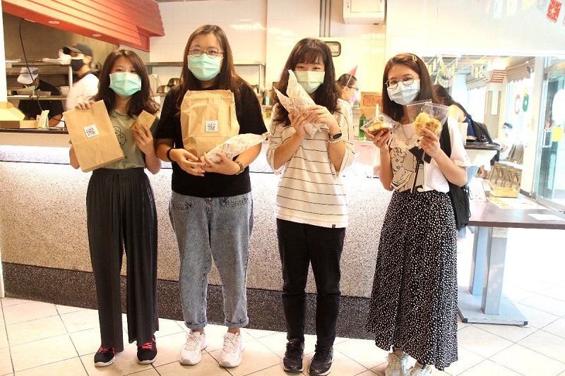 校內師生紛紛聞香而來，對於餐旅系所推出的美食讚不絕口，以行動支持學生團隊(資料畫面來源：義守大學提供)。