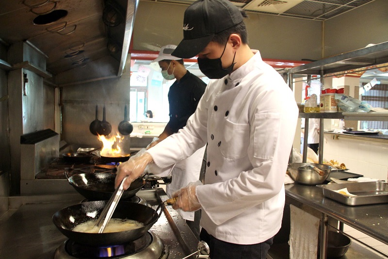 義大餐旅系同學大展廚藝，現點現做墨⻄哥風味輕食，擄獲師生味蕾(資料畫面來源：義守大學提供)。