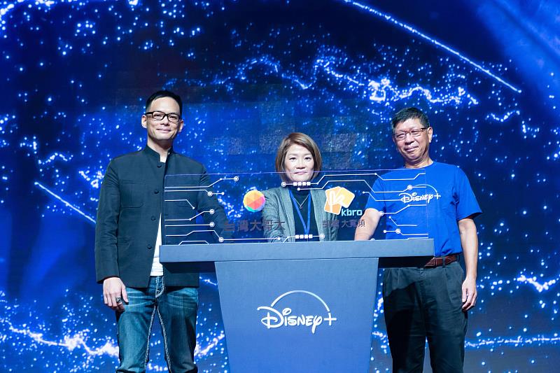 Disney+重磅登台 台灣大獻上獨家驚奇夢幻資費方案(左為台灣大總經理林之晨、右為凱擘大寬頻總經理王鴻紳、中為Disney+代表Elliza Tu)