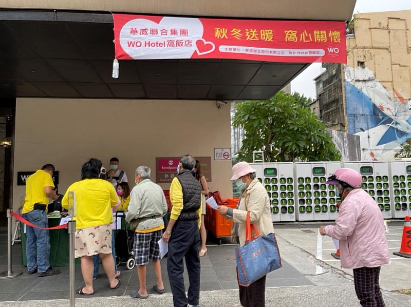 WO Hotel窩飯店秋冬送暖，發放「窩心袋」內含禮券及物資暖心關懷弱勢族群。