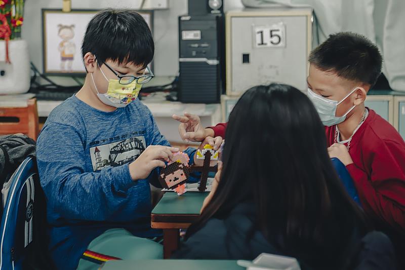 學童們互相進行拼豆成品分享