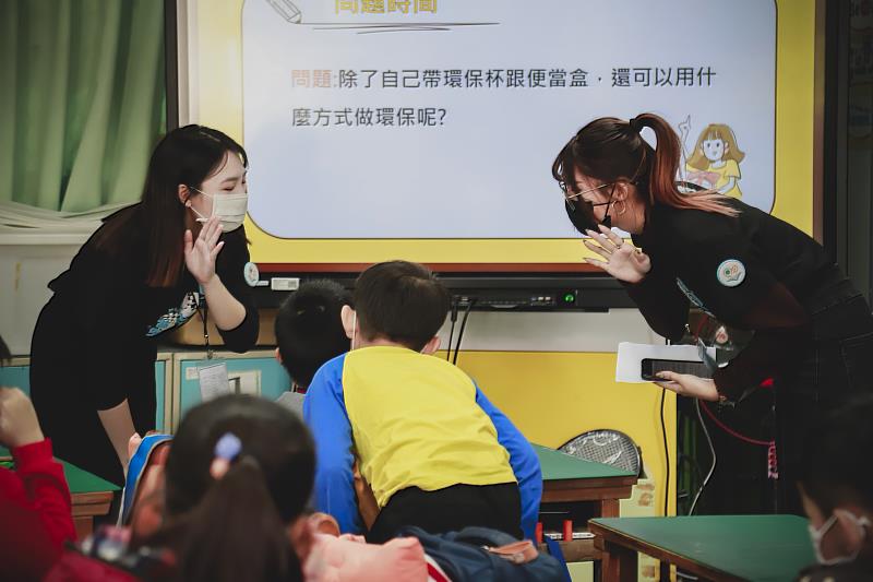 學童與公廣系成員們互動、學習