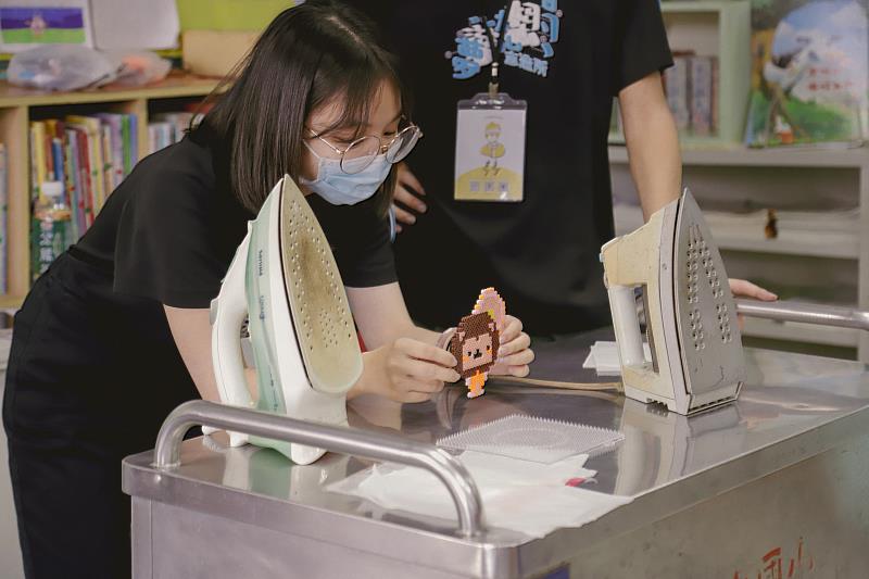 公廣系成員協助拼豆加熱