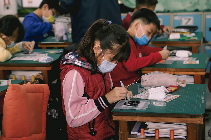 學童認真進行拼豆DIY