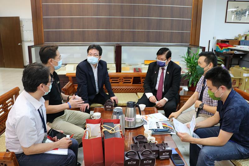 洪明奇校長、陳悅生主任秘書與明道中學校長汪大久等主管座談。