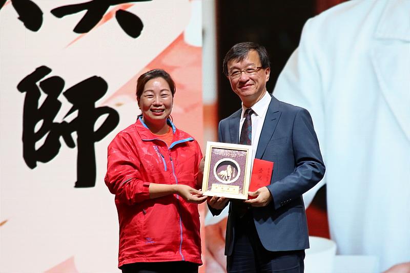 花蓮慈濟醫院醫務秘書李毅承擔醫療爭議關懷與處理小組召集人，協調處理醫療爭議事件逾六百件，獲得第十四屆醫療奉獻獎的榮譽。