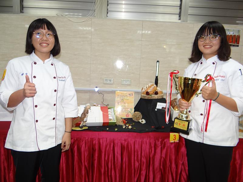 亞洲餐旅楊璟瑜及陳怡安獲金牌。
