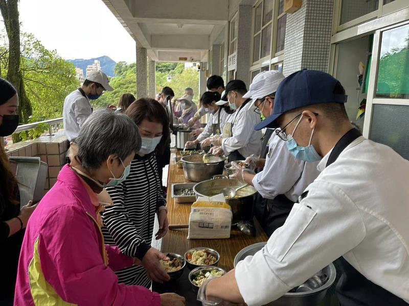 響應世界糖尿病日  景文科大義廚團與耆老分享穩糖撇步。