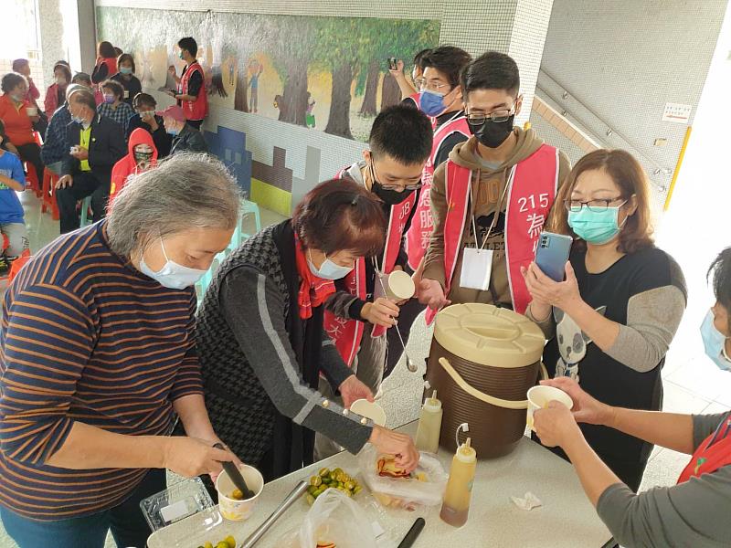 響應世界糖尿病日  景文科大義廚團與耆老分享穩糖撇步。