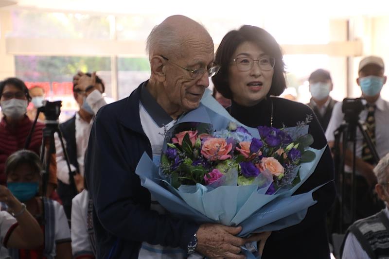 偏鄉奉獻半世紀 饒慶鈴與民眾歡送天主教白冷會葛德神父返鄉 希望常想念台東的家人