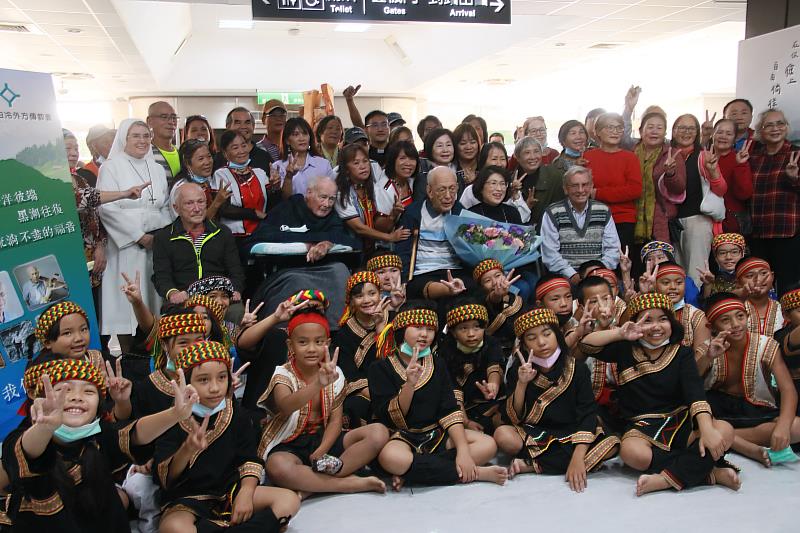 偏鄉奉獻半世紀 饒慶鈴與民眾歡送天主教白冷會葛德神父返鄉 希望常想念台東的家人