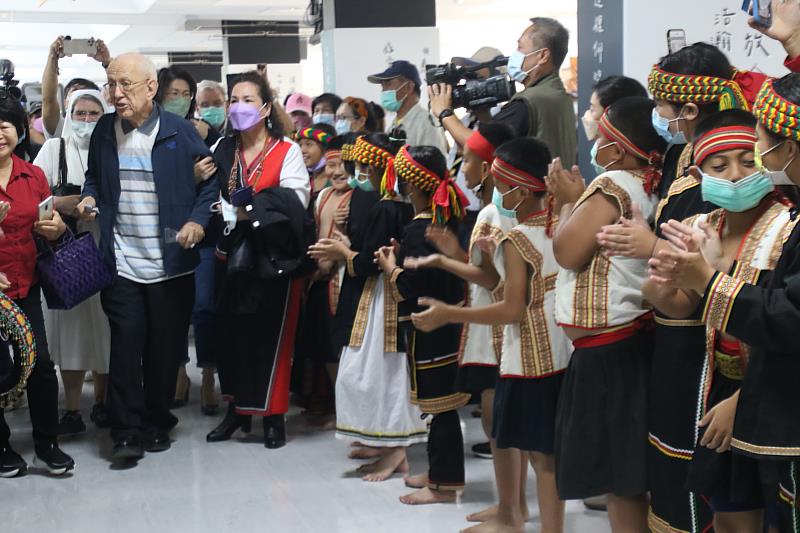 偏鄉奉獻半世紀 饒慶鈴與民眾歡送天主教白冷會葛德神父返鄉 希望常想念台東的家人