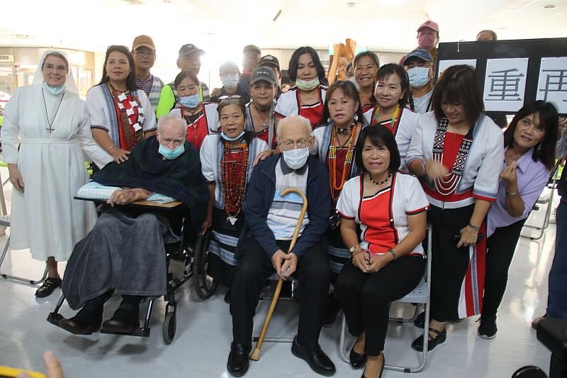偏鄉奉獻半世紀 饒慶鈴與民眾歡送天主教白冷會葛德神父返鄉 希望常想念台東的家人