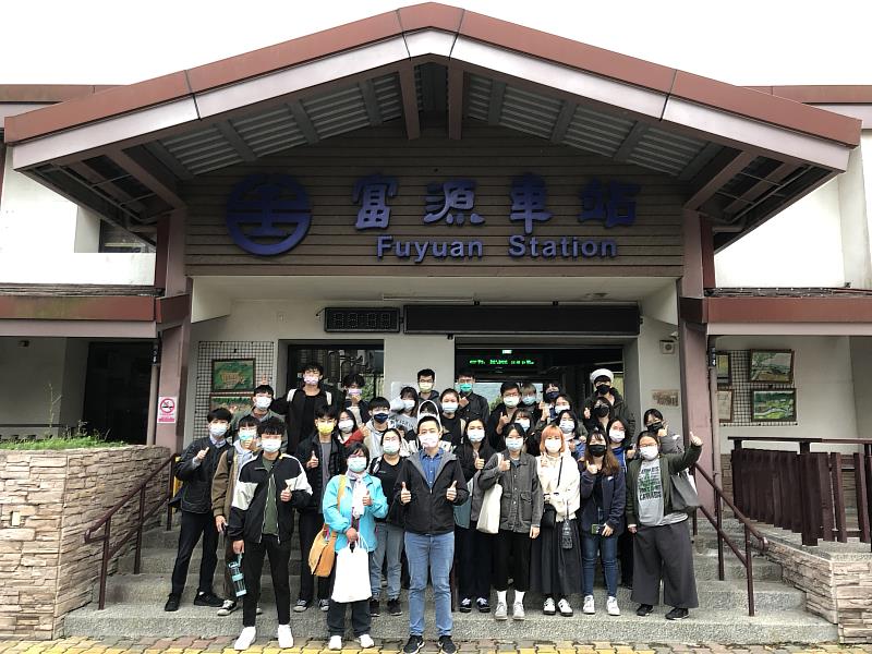 東華大學社會學系「社會福利發展理論與實際」課程師生在富源車站前大合照（第一排中間為謝文新專案經理，第二排右數第一人為社區工作者王姵心）。