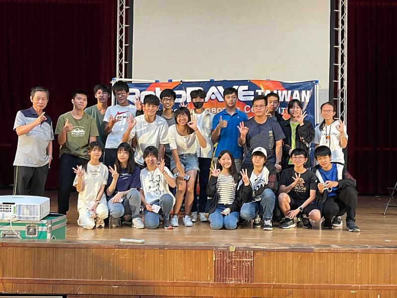 興國高中FRC機器人團隊參加2021 RoboRAVE臺灣公開賽機器人大賽，榮獲佳績。