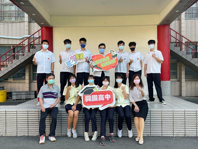 興國高中黃向吟校長(前排右一)與2021 RoboRAVE臺灣公開賽機器人大賽獲獎學生及指導老師何錫霖老師(前排左一)開心合影。