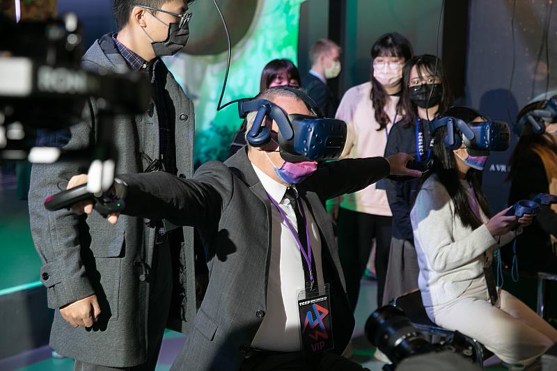 民眾在未來內容展參與體驗5G VR Cloud