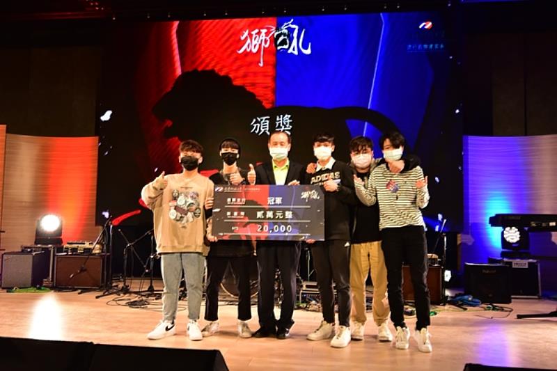 南臺科技大學校長盧燈茂(左三)於第五屆「南臺獅吼熱音大賽」與該屆樂團盟主冠軍合影。