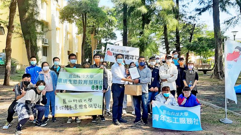 崑大崇青社號召志工淨灘，鐘俊顏副校長(左)致贈感謝狀予安平區漁光里林寧峰里長(右)