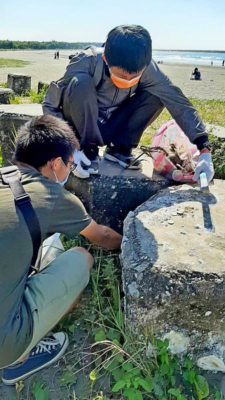 志工淨灘拾獲硬幣拾金不昧交由社區處理