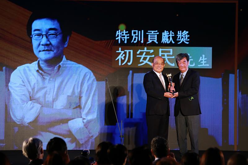 行政院長蘇貞昌頒贈第45屆金鼎獎特別貢獻獎座予得主初安民