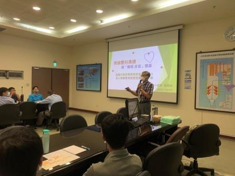 家人情緒教育講師甄炳炫校長分享，透過學習也能提升家人與職場良好互動。