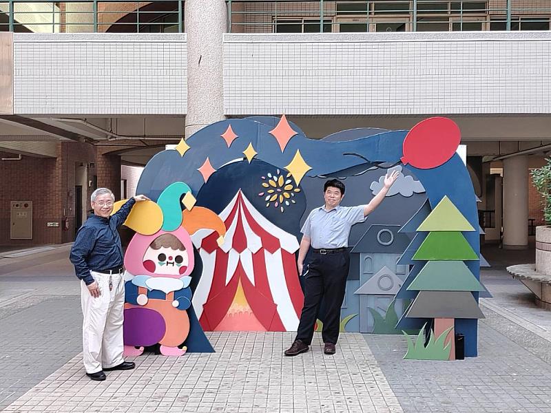 產設系林群超與劉念德二位老師當起網紅先打卡