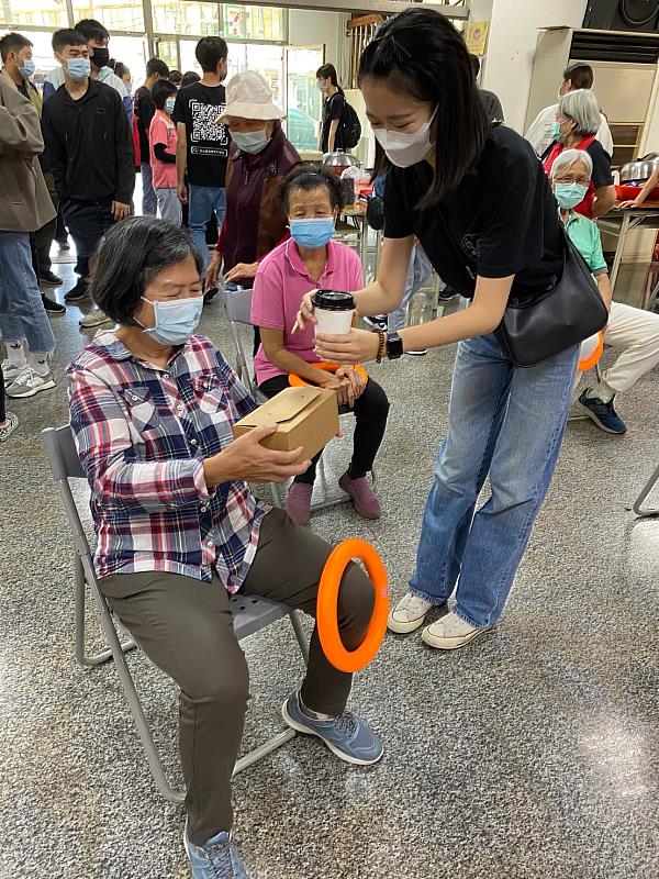 餐飲系學生為長輩獻上點心