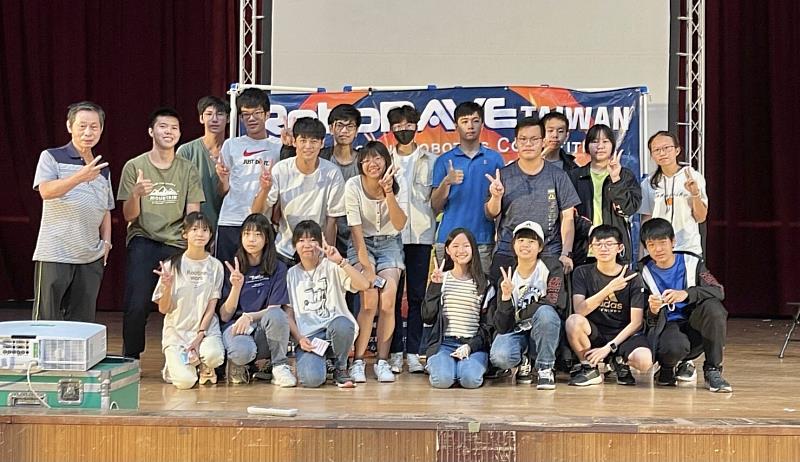 興國高中FRC團隊在10月底的「RoboRAVE臺灣公開賽機器人大賽」中表現亮眼。