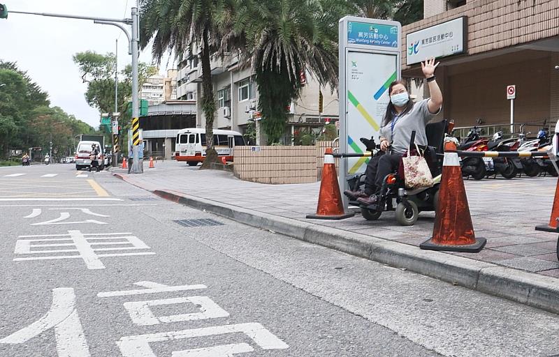 輪椅族代表麗茹呼籲民眾不要違規佔用，讓公車能靠近停靠，方便輪椅族上下車。