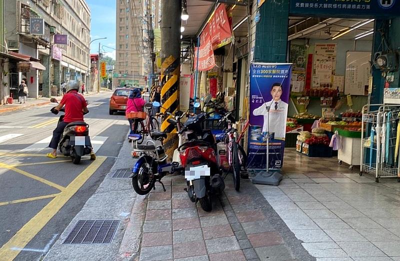 台灣騎樓通道狹窄又常有機車違停，讓輪椅族難以通行，只能開上馬路與車爭道。