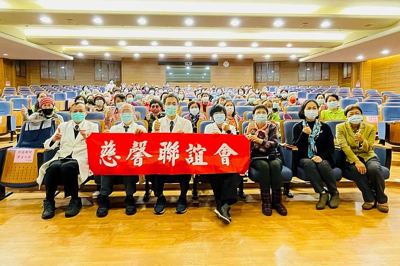 十一月十三日上午，花蓮慈濟醫院舉辦「慈馨病友會」，由乳房醫學中心主任張群明、中醫腫瘤中心主任賴東淵、一般外科陳華宗醫師、一般外科何靜淳醫師，分享轉移性荷爾蒙族群和乳癌骨轉移的治療，以及中醫藥對乳癌的預防與輔助性治療等專題。