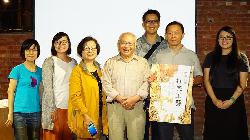 莊武男藝師編撰打底、製筆工藝等教材，投入傳授傳統彩繪技藝