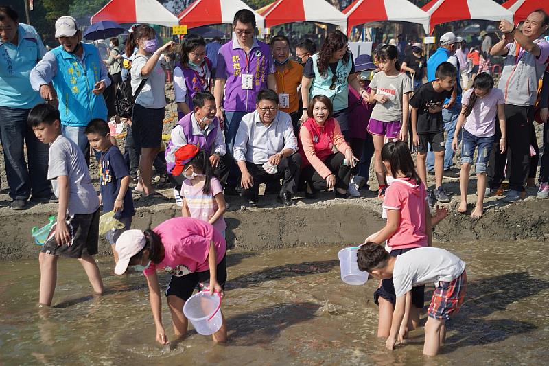 屏北產業串連活動熱鬧登場 「好九不見」親子烘窯趣.