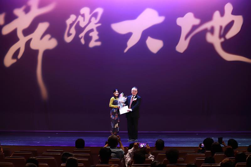 文化部次長蕭宗煌(右)與銀牌獎-陳鈺晶合影